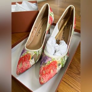 Lace heels in brand new condition